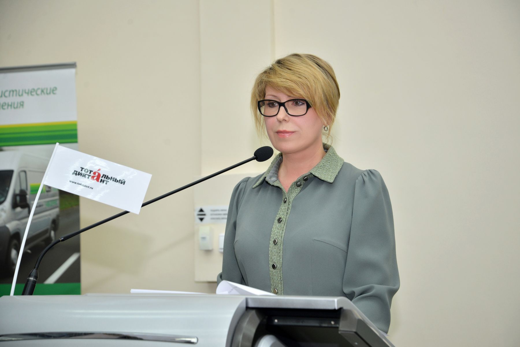 Во ВГУЭС тотальный диктант писали под диктовку ректора, поэта и педагога Во ВГУЭС тотальный диктант писали под диктовку ректора, поэта и педагога