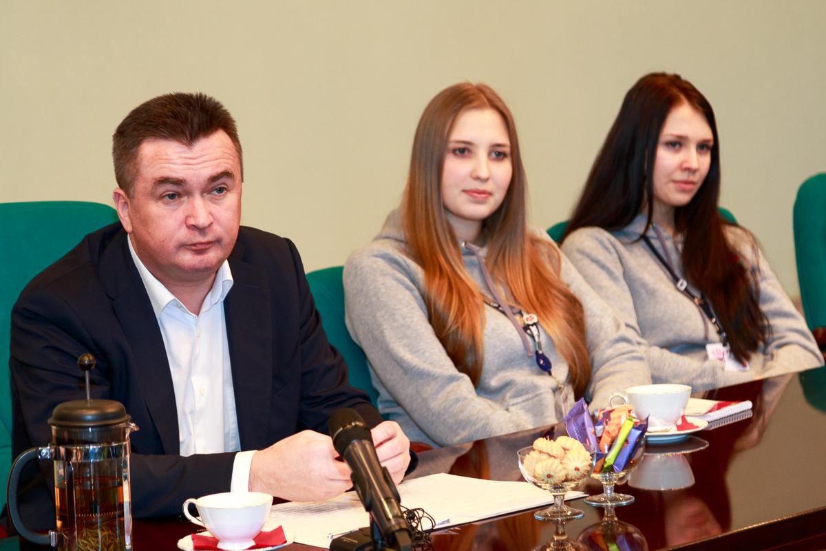 Во ВГУЭС финалисты конкурса «Волонтёр года» встретились с губернатором Приморского края Владимиром Миклушевским Во ВГУЭС финалисты конкурса «Волонтёр года» встретились с губернатором Приморского края Владимиром Миклушевским