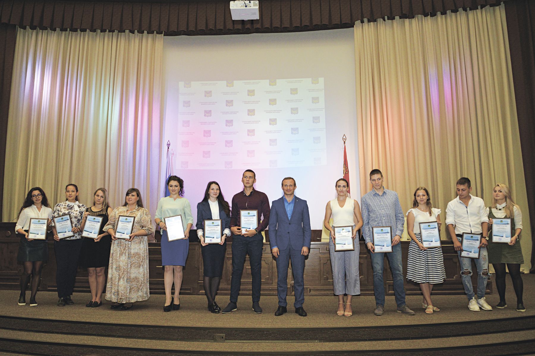 Студенты ВГУЭС получили Губернаторскую стипендию Студенты ВГУЭС получили Губернаторскую стипендию