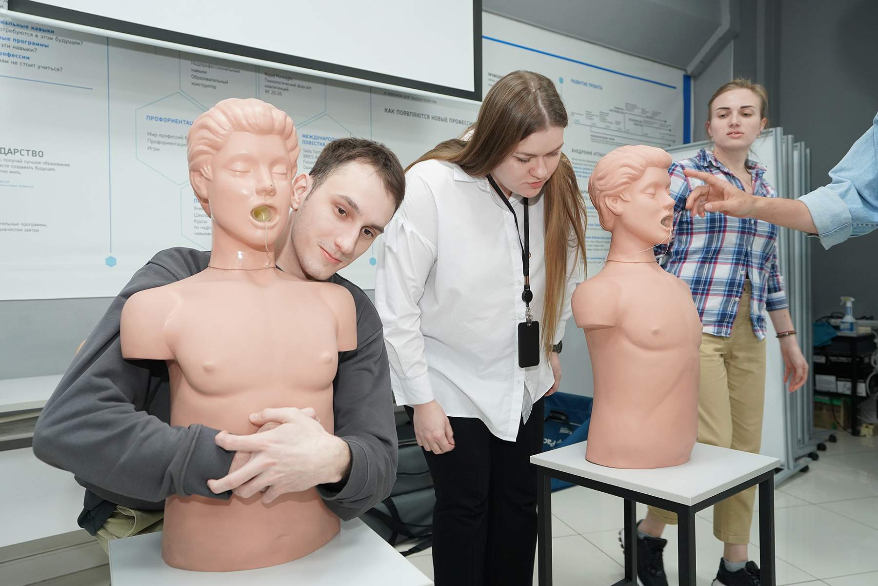 Почти 500 преподавателей ВВГУ научились оказывать первую медицинскую помощь