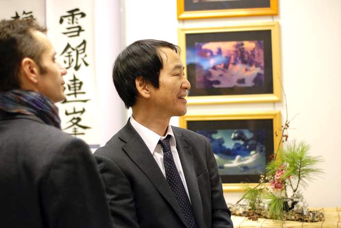 Выставку «Снега седеющей зимы» во ВГУЭС посетили представители японского и корейского консульств
