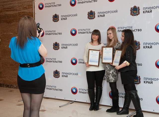 Волонтеров ВГУЭС торжественно наградили в администрации Приморского края