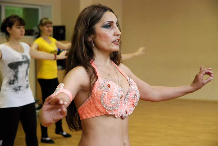 Студенты ВГУЭС направления «Культурология» постигли тонкости восточных танцев на практике