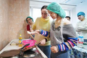 International students baked pancakes and celebrated  Maslenitsa at VSUES