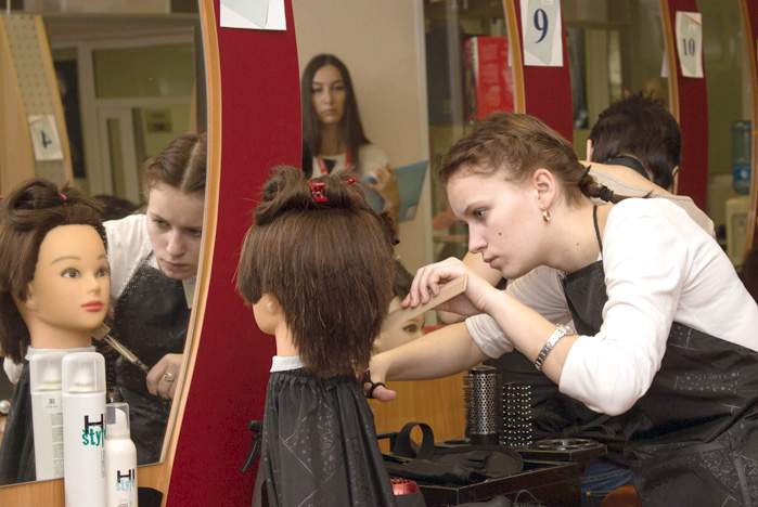 Конкурс парикмахерского искусства Чемпионата Приморского края по профессиональному мастерству проходит во ВГУЭС