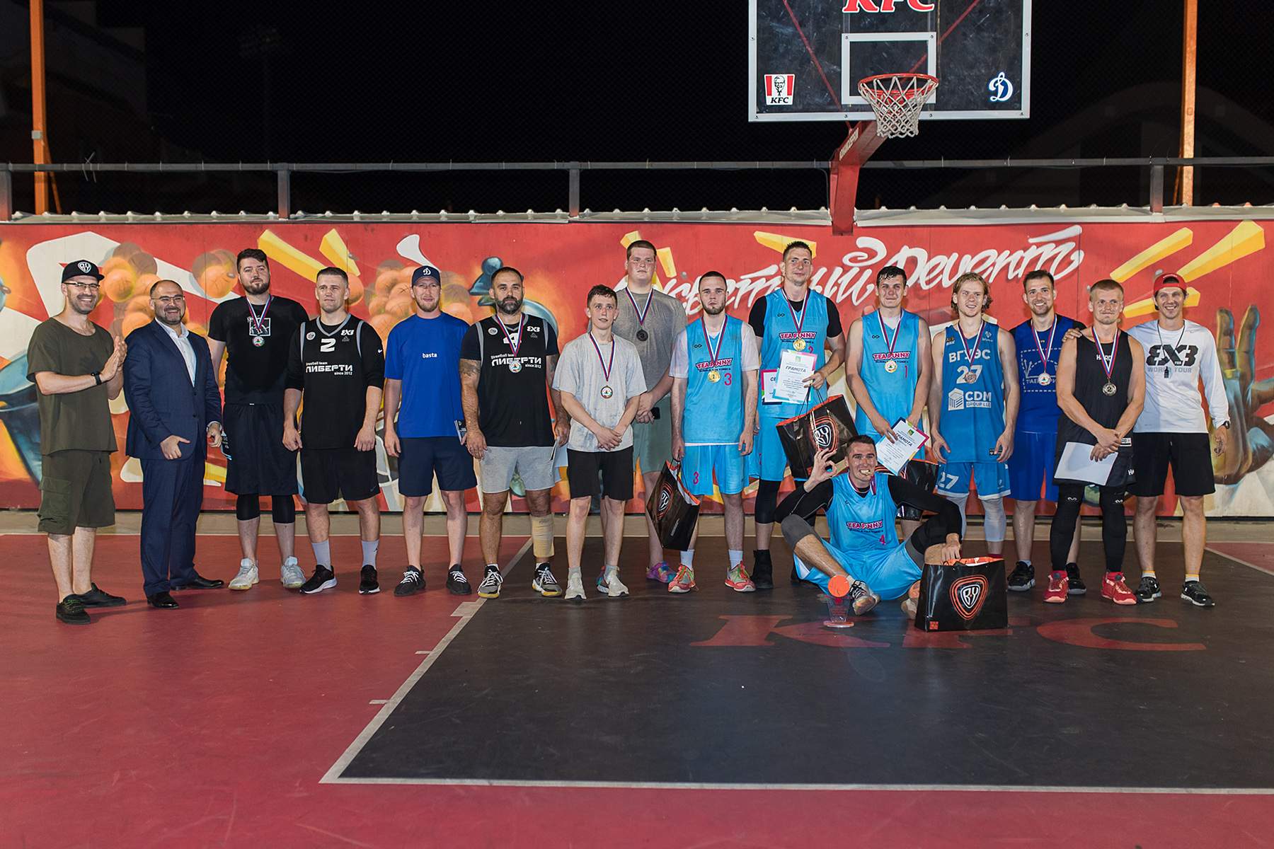 Баскетбольная команда ВГУЭС - бронзовые призеры соревнований за кубок Владивостока по стритболу