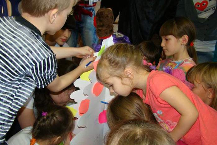 Волонтеры ВГУЭС дарят Новый год воспитанникам детских домов