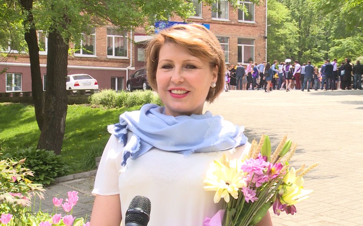 Ректор ВГУЭС Татьяна Терентьева и президент ВГУЭС Геннадий Лазарев поздравляют выпускников с праздником последнего звонка Ректор ВГУЭС Татьяна Терентьева и президент ВГУЭС Геннадий Лазарев поздравляют выпускников с праздником последнего звонка