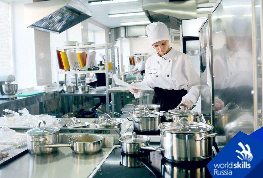 От закусок до десерта: во ВГУЭС начался демоэкзамен по стандартам WorldSkills по компетенции «Поварское дело»