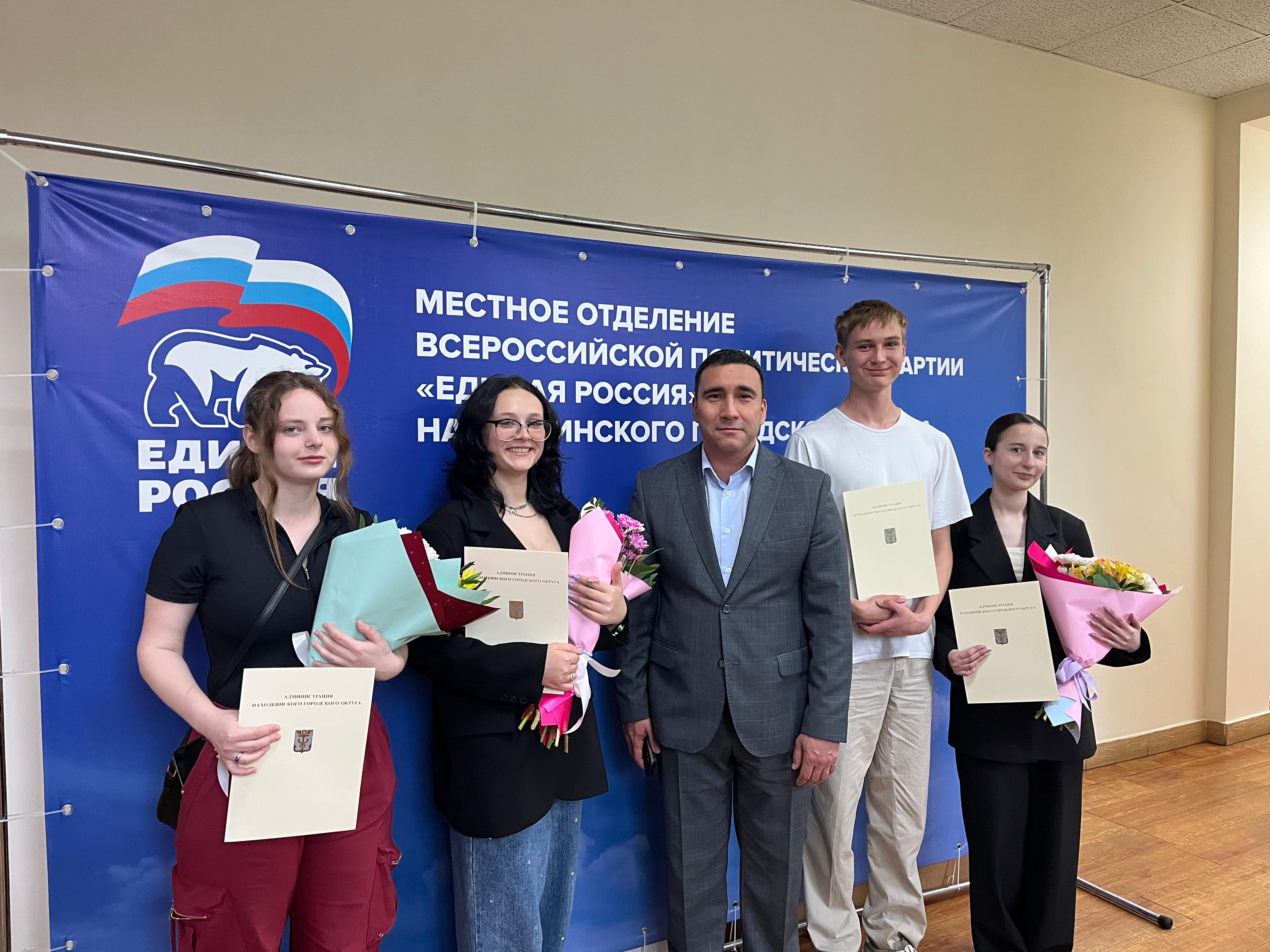 Студенты филиала ВВГУ в г. Находке получили благодарственные письма Главы Находкинского городского округа.