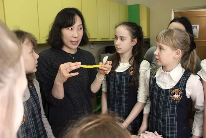 Преподаватели ВГУЭС популяризируют корейскую культуру в школах Владивостока