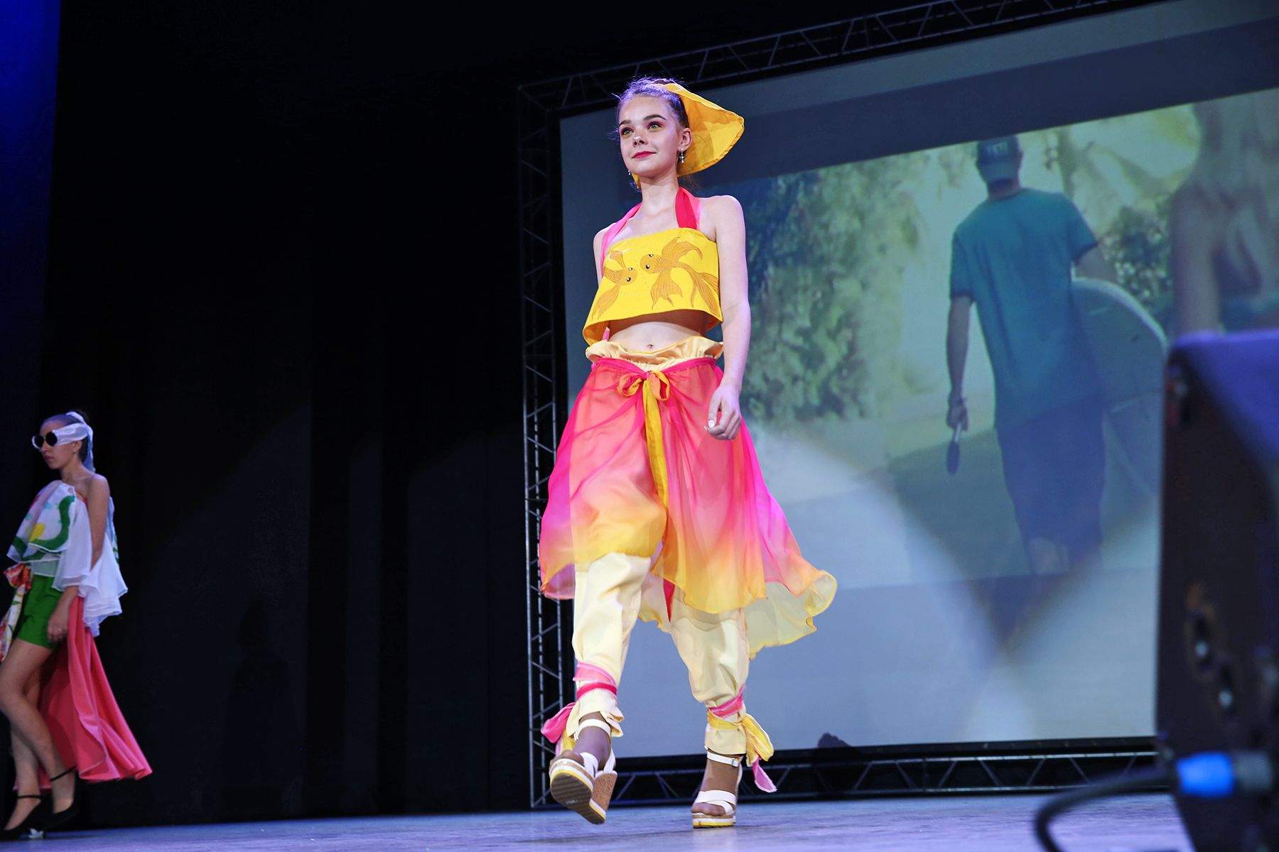 Fashion-перформанс за 2 минуты. «Мода без границ» ВГУЭС удивляет и вдохновляет