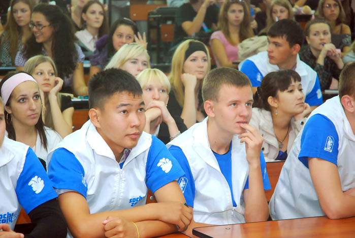 Первокурсники ВГУЭС после олимпийских уроков пополнили ряды Центра волонтеров