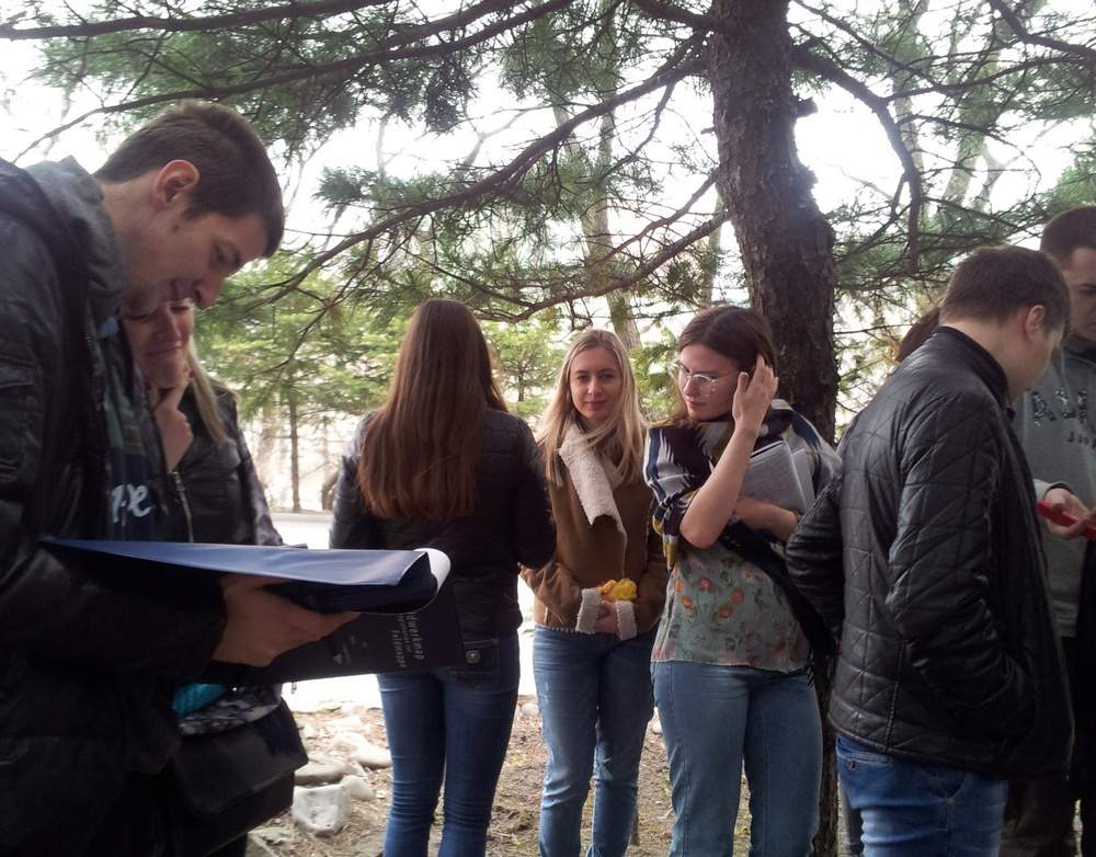 На территории дендропарка ВГУЭС студентами-экологами проводится почвенный мониторинг