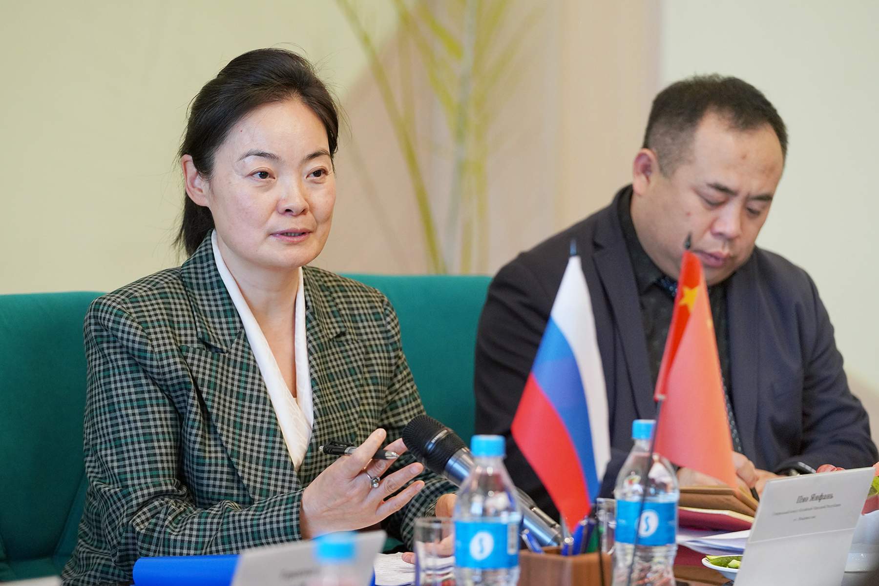 Китайские аспиранты ВВГУ представили свои научные проекты Генконсулу КНР во Владивостоке