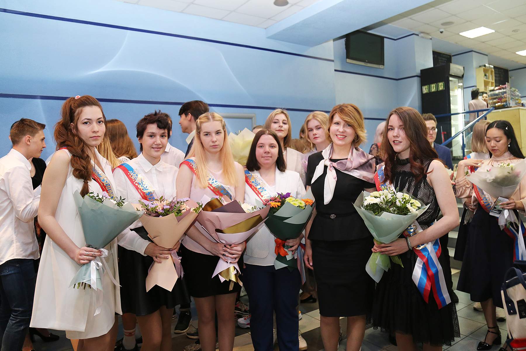 Ректор ВГУЭС Татьяна Терентьева поздравляет выпускников с праздником последнего звонка