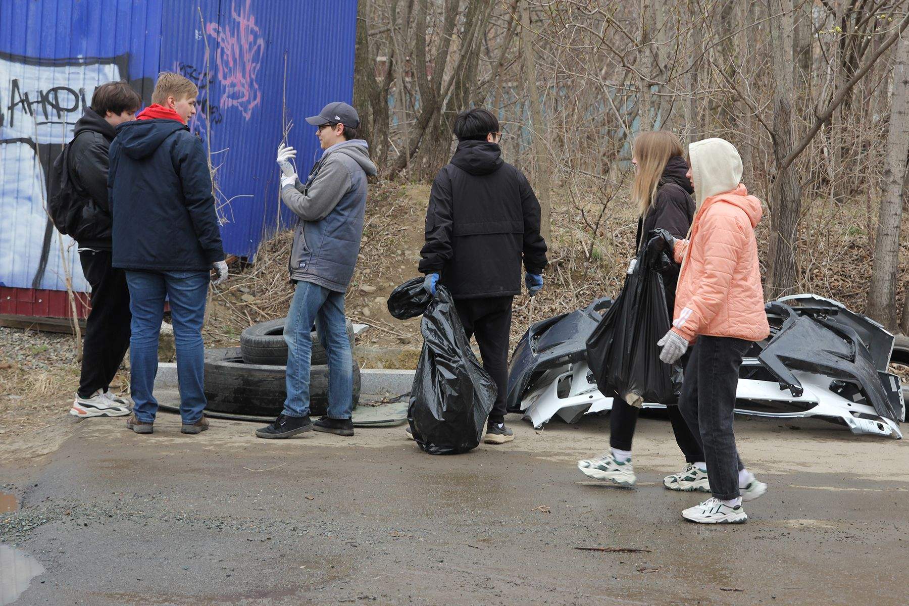 Студенты Академического колледжа в масштабном субботнике во Владивостоке