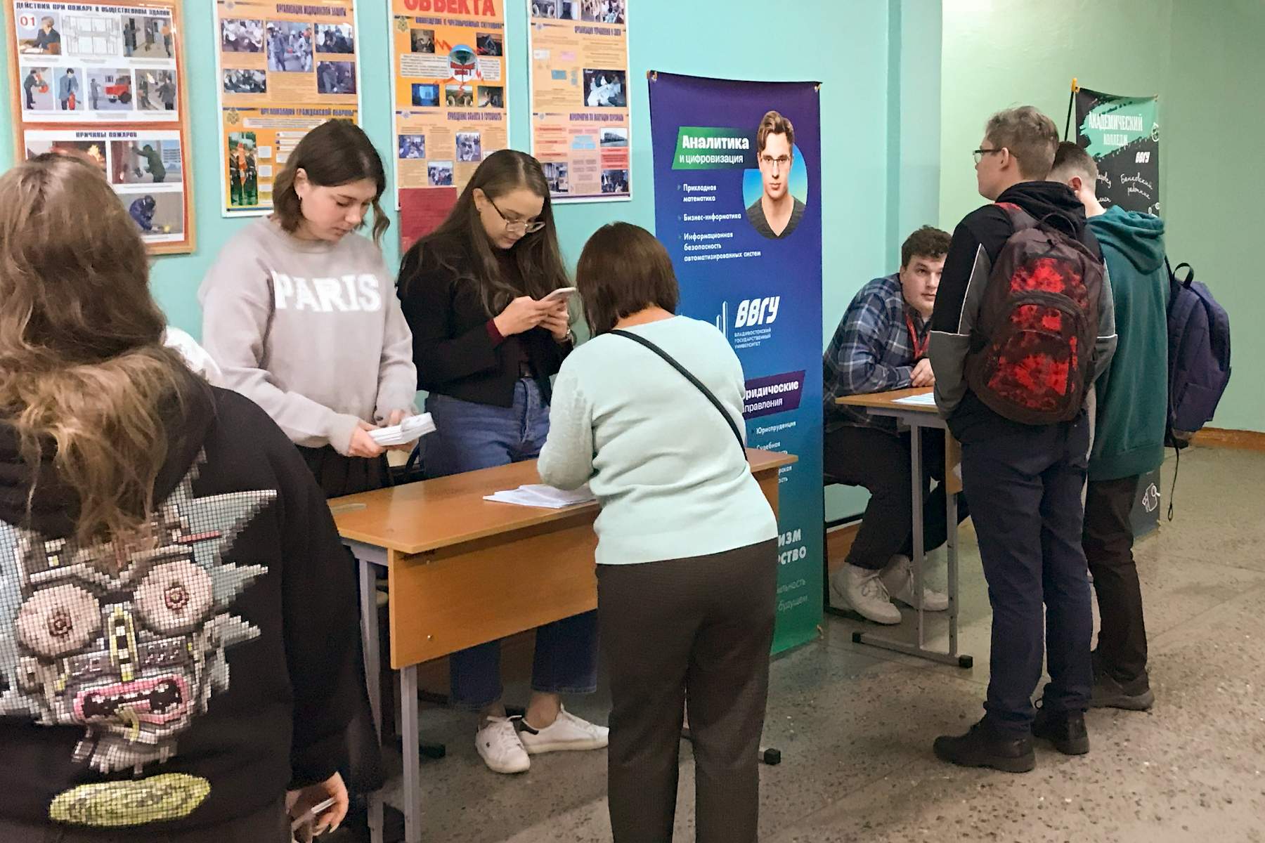Преподаватели и студенты ВВГУ проводят встречи с родителями и старшеклассниками на выездных «Ярмарках вузов» в школах Владивостока