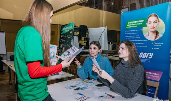 Около тысячи очных встреч с будущими абитуриентами: результаты работы представителей ВВГУ на «Ярмарке вузов» в школах Владивостока