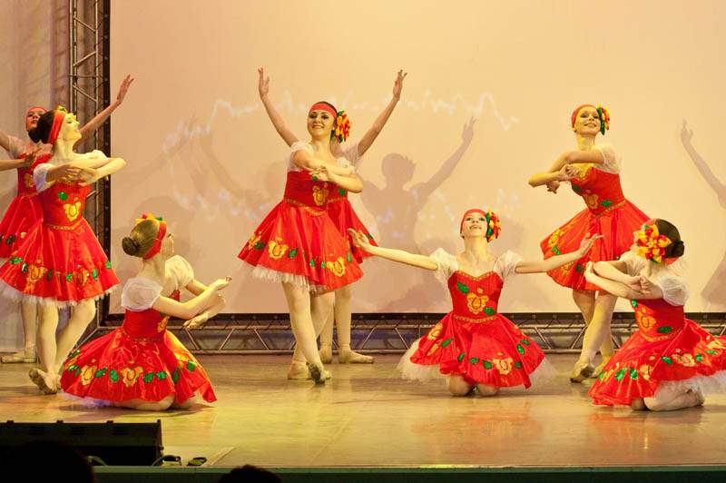 Высокое исполнительское мастерство юных танцовщиц Школы-интерната ВГУЭС отмечено дипломом губернатора края