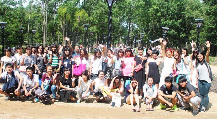 Студенты из КНР побывали на открытии «Аллеи здоровья» в городском парке.