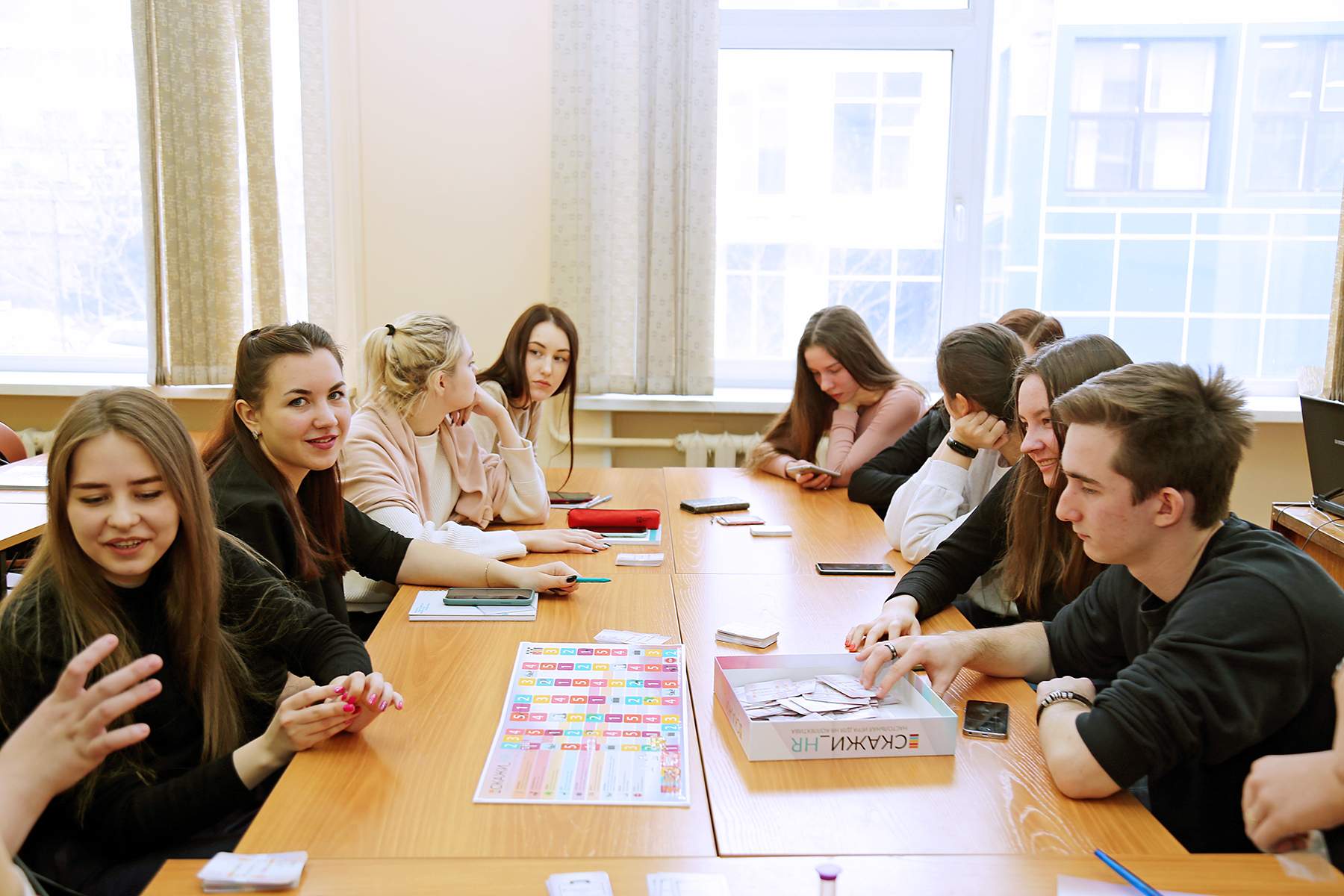 «Скажи HR»: студенты ВГУЭС прокачали коммуникативные навыки в деловой игре банка «Приморье»