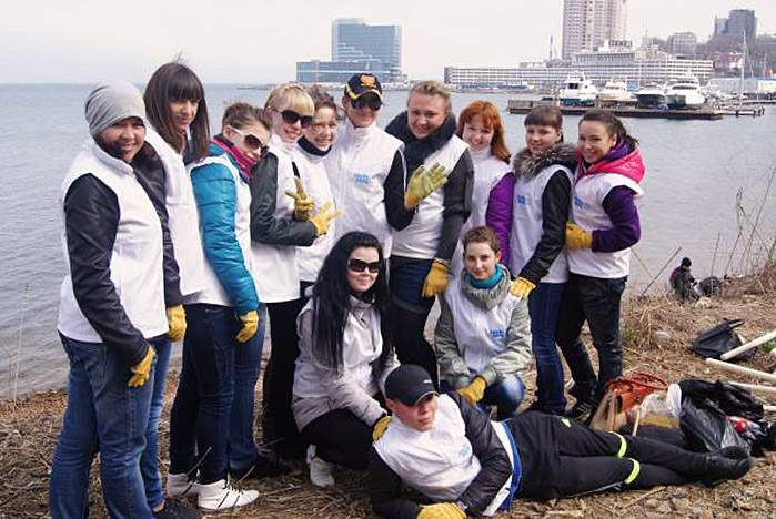 Волонтеры ВГУЭС отметили День Земли ударной весенней уборкой: «Неделя субботников», уборка побережья и флеш-моб