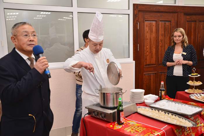 Национальные новогодние блюда своих стран в Международной школе гостиничного менеджмента ВГУЭС представили иностранные гости