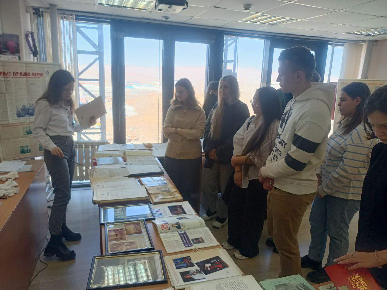 Студенты Института права посетили Государственный архив Приморского края