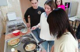 Традиционные русские блины научились готовить японские студенты из Ниигаты.
