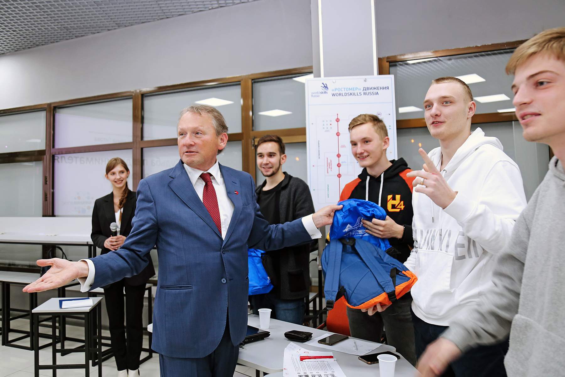 Уполномоченный при президенте РФ по правам предпринимателей Борис Титов наградил студентов ВГУЭС, победивших в экономической игре