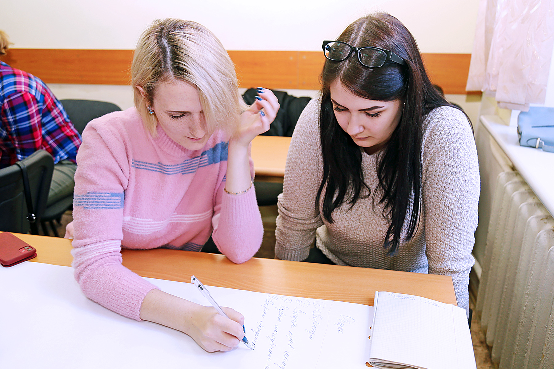 Студенты вгуэс. Вгуэс владивосток фото. Выступление студентов. Студенты вгуэс. Журфак вгуэс владивосток.