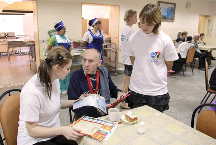 Волонтеры ВГУЭС поздравили ветеранов с днем пожилого человека